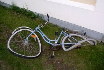 A wrecked bicycle
